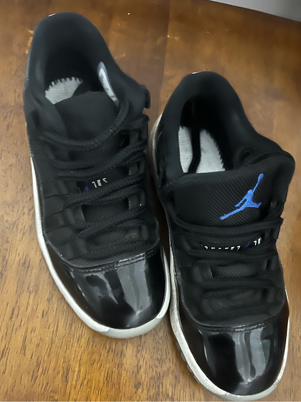 Nike Air Jordan 11 Retro Low Bred - Picture 3 of 5